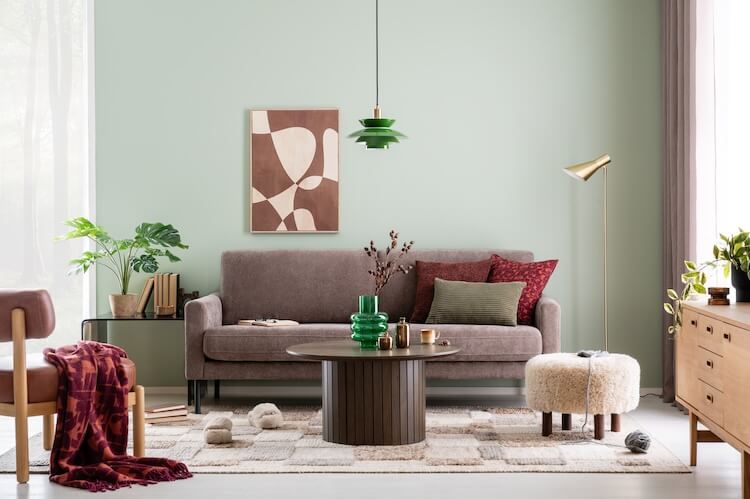 Miljöökuva retrosti sisustetusta olohuoneesta