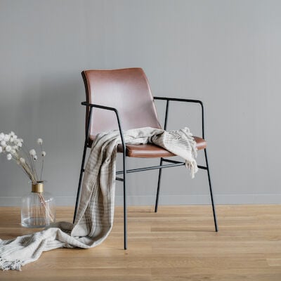 Rowico Home Huntingbay käsinojallinen tuoli ruskea PU/musta kehys