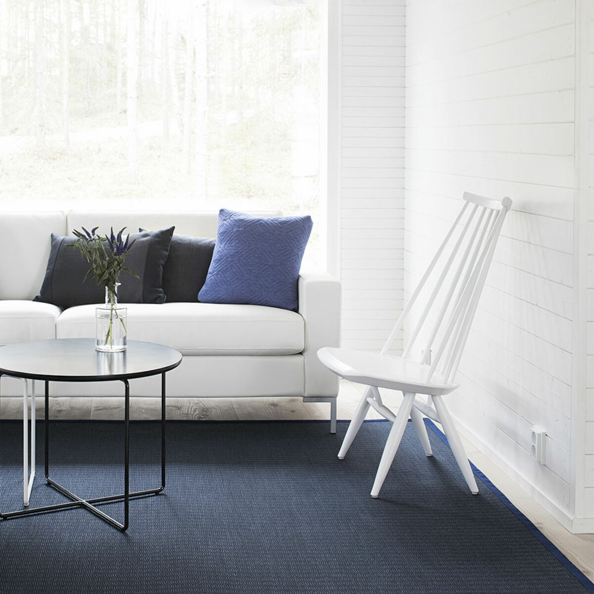 VM Carpet Kelo paperinarumatto 133×200 cm musta/sininen