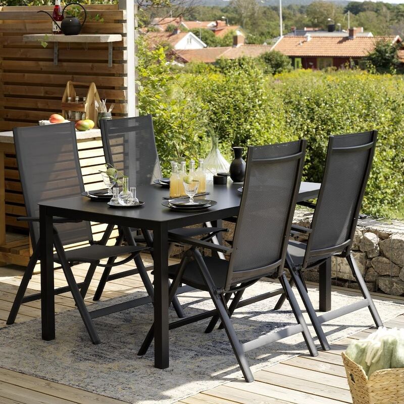 Brafab Rana 4-hengen ruokailuryhmä säätötuoleilla musta