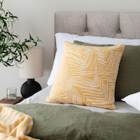 Kivikko tyynynpäällinen 45x45 cm okra/valkoinen