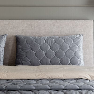 Helmi sametti koristetyyny 50x80 cm vaaleanharmaa