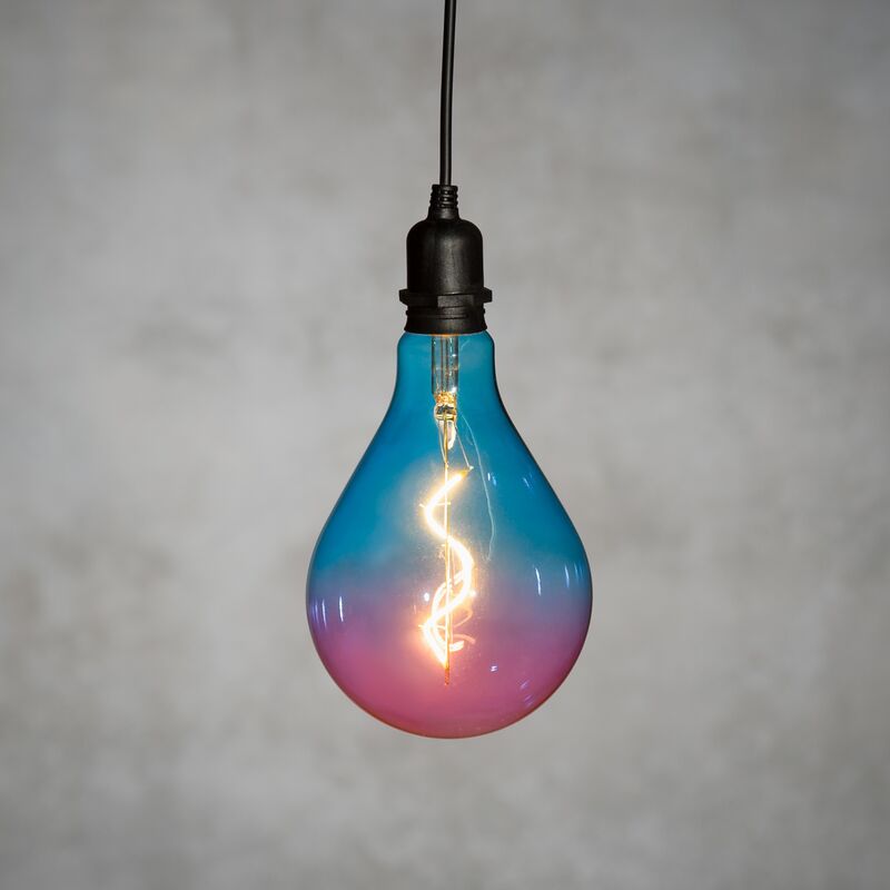 Finnlumor Spiral paristokäyttöinen LED-valaisin sisä- ja ulkokäyttöön sateenkaar