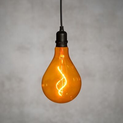 Finnlumor Spiral paristokäyttöinen LED-valaisin sisä- ja ulkokäyttöön sateenkaar