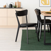 Manner-Koto 4-hengen ruokailuryhmä lakattu tammi/musta, musta PU-verhoilu