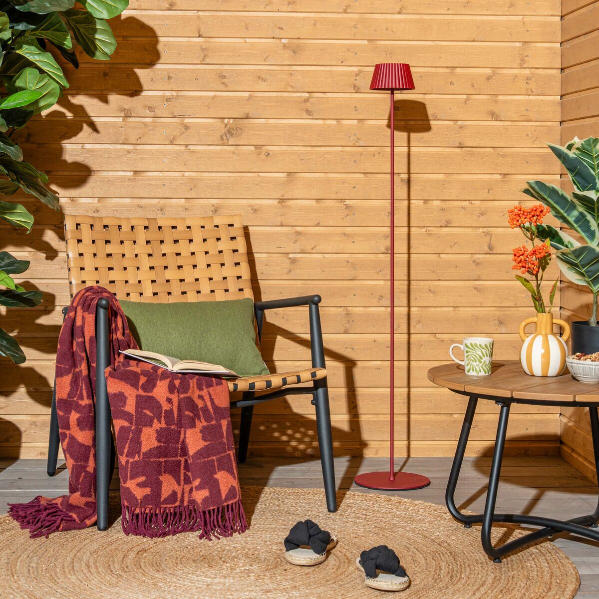 Trio Suarez ladattava LED lattiavalaisin sisä- ja ulkokäyttöön punainen