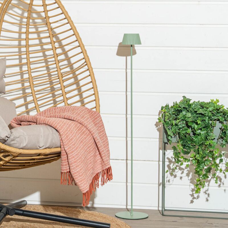 Trio Suarez ladattava LED lattiavalaisin sisä- ja ulkokäyttöön pistaasi