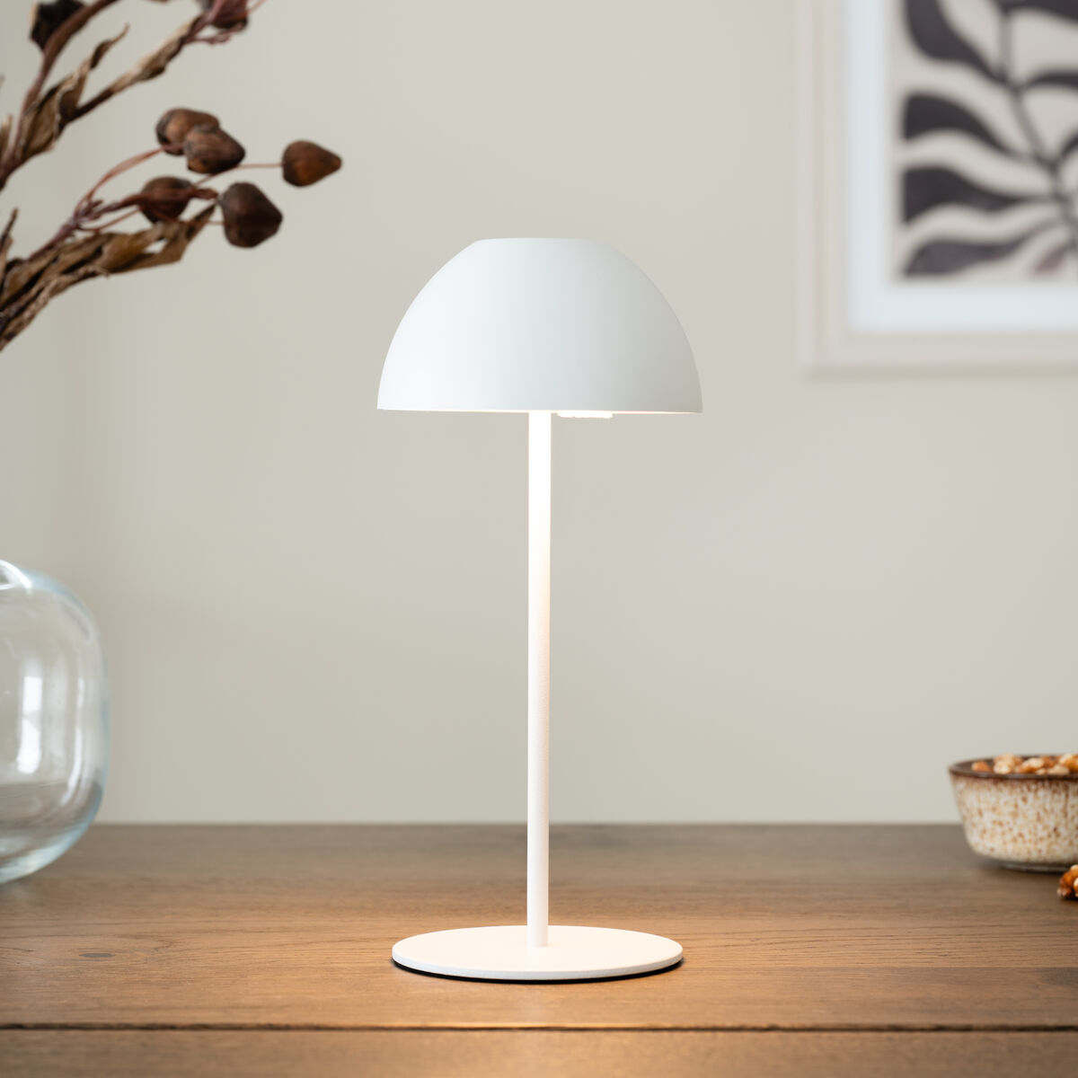 Trio Ortiz ladattava LED pöytävalaisin sisä- ja ulkokäyttöön mattavalkoinen