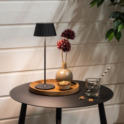 Trio Suarez ladattava LED pöytävalaisin sisä- ja ulkokäyttöön pistaasi