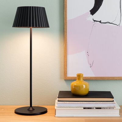 Trio Suarez ladattava LED pöytävalaisin sisä- ja ulkokäyttöön pistaasi