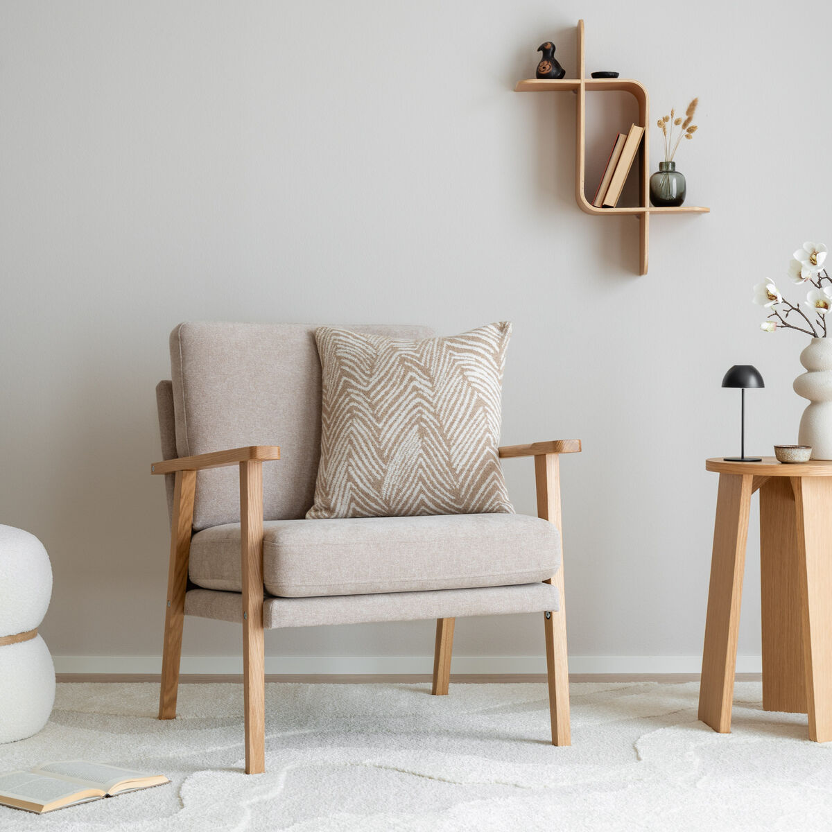 Airy nojatuoli beige Storm 06, lakattu tammi käsinoja
