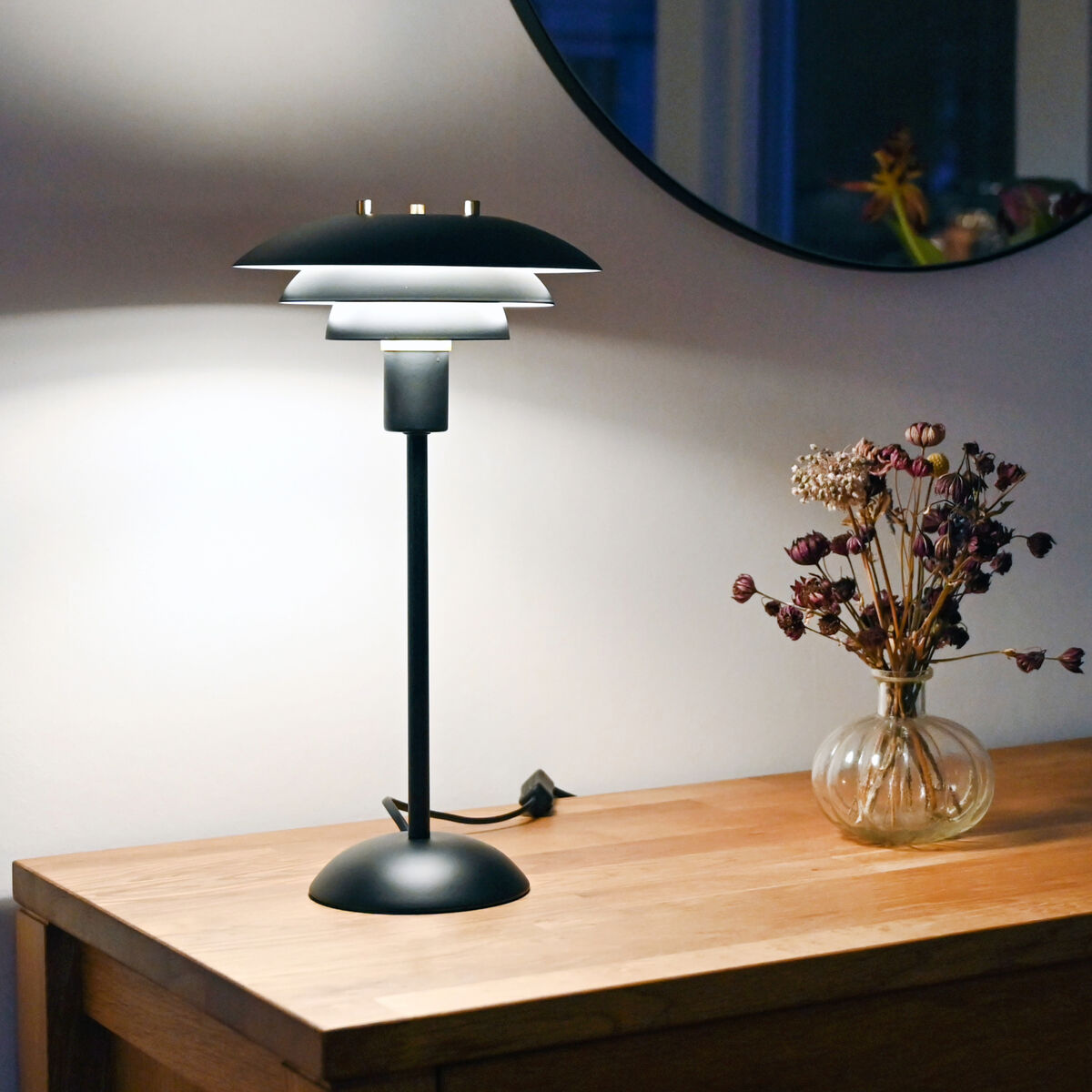 Aneta Lighting Epsilon pöytävalaisin, musta | Veke