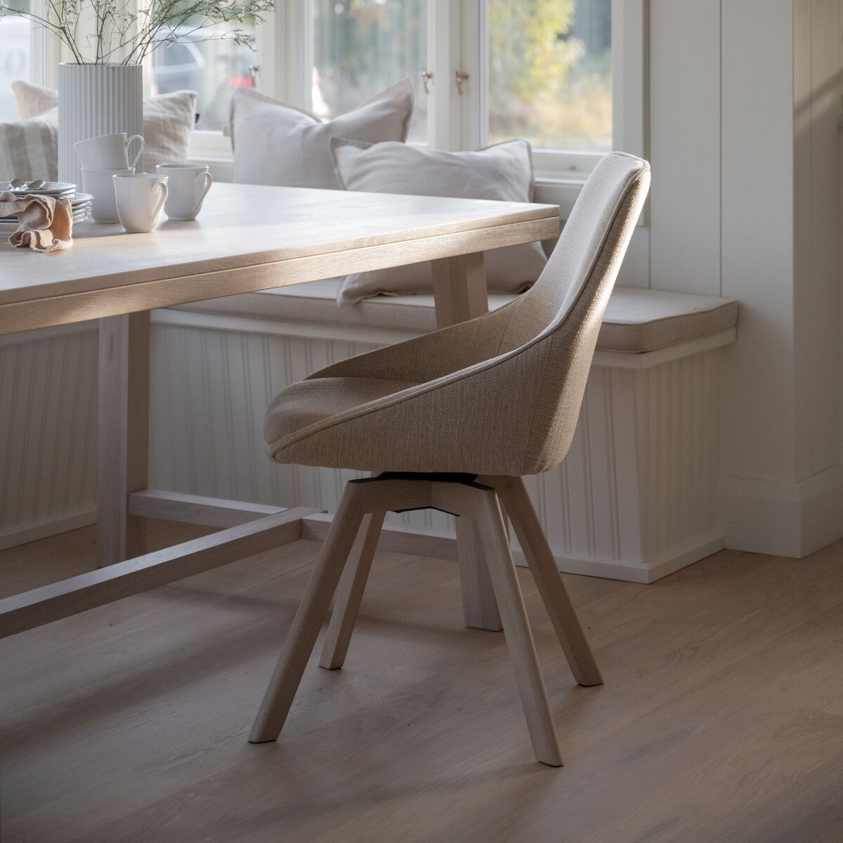Rowico Home Alison tuoli vaalea beige kangas/valkolakatut tammijalat