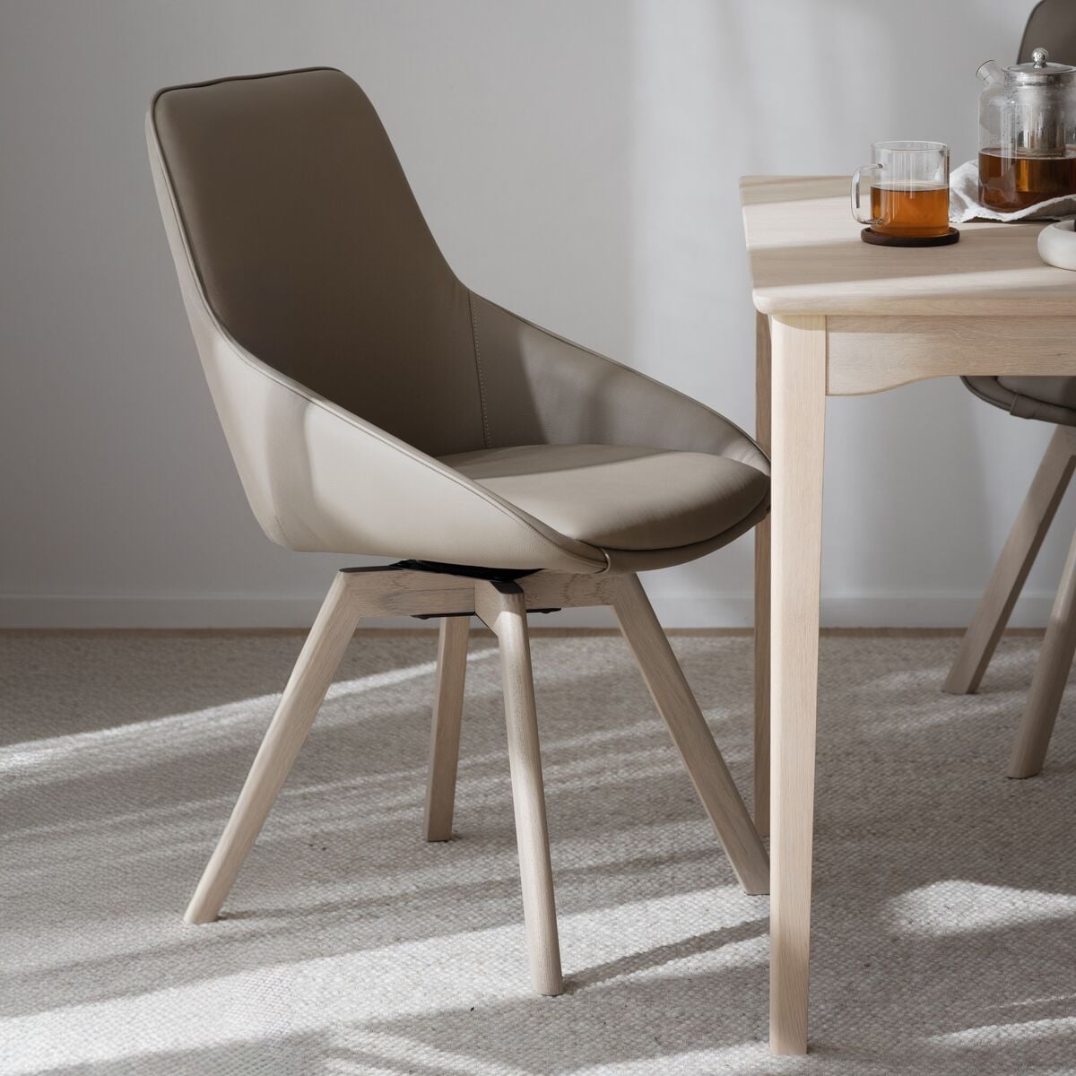 Rowico Home Alison tuoli beige nahka/valkolakatut tammijalat