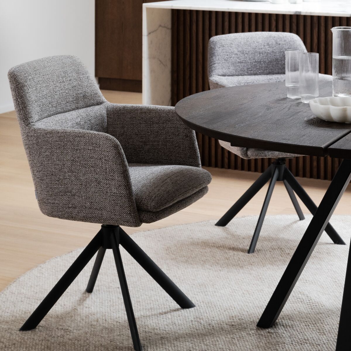 Rowico Home Gladstone tuoli käsinojilla tumma beige kangas/musta metallijalka