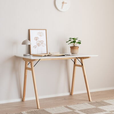 House Nordic Vojens työpöytä valkoinen/luonnonväri, kuvaumalli