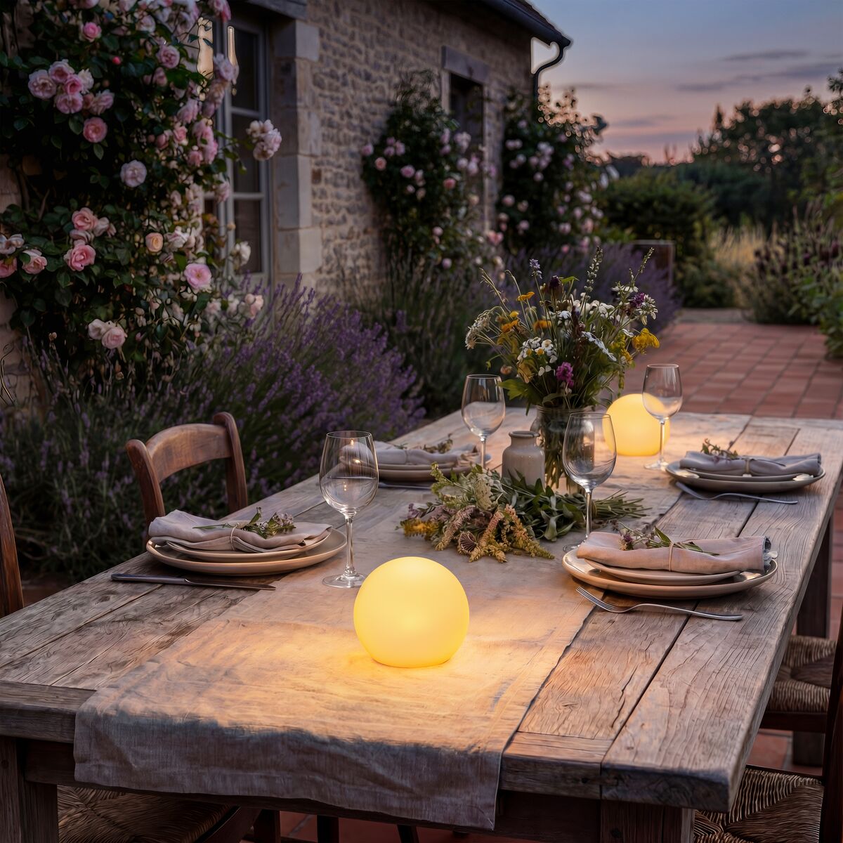 Lucide Pino ladatattava LED-pöytävalaisin sisä-ja ulkokäyttöön Ø8 cm valkoinen