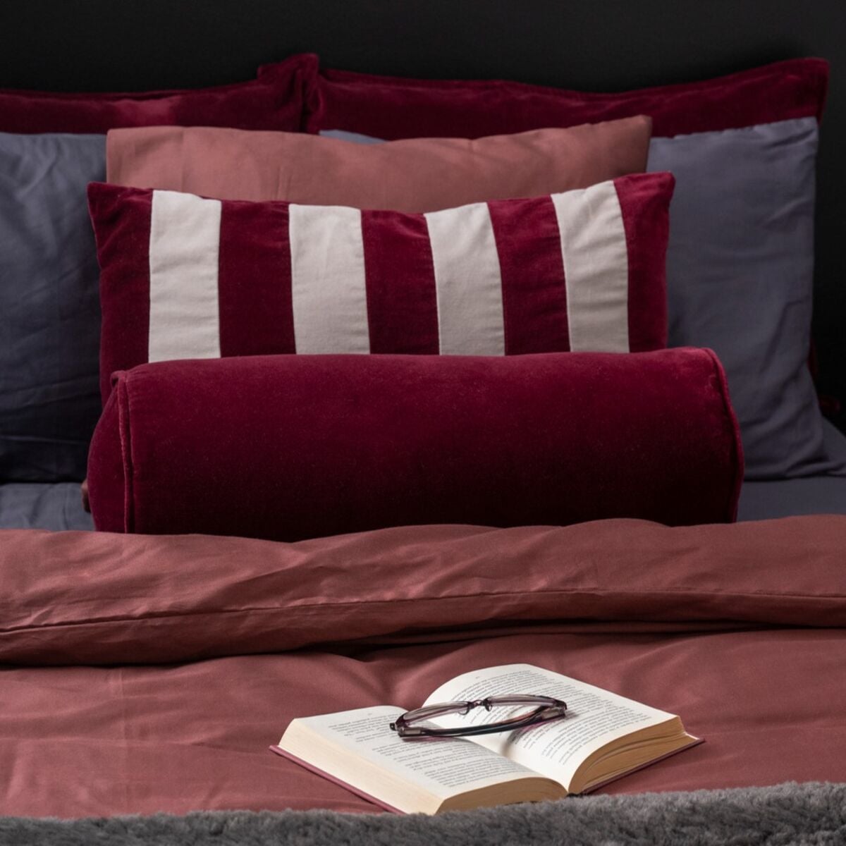 Fanni K Bolster koristetyyny 55x20 cm burgundy