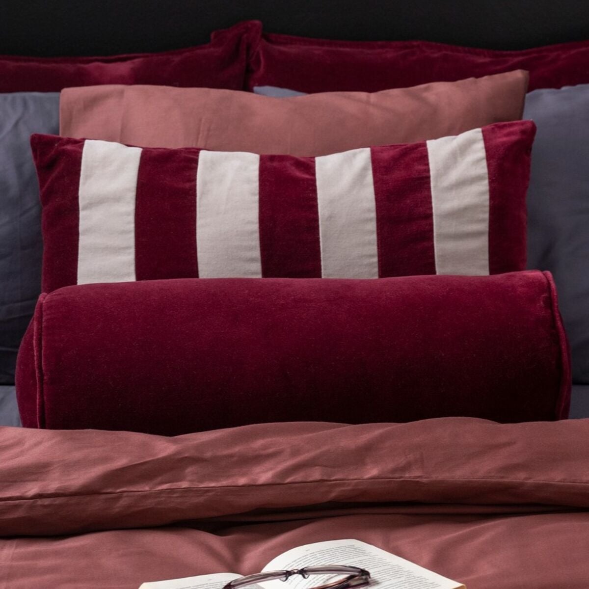 Fanni K Hanko Velvet koristetyyny 40x60 cm burgundy